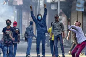 यासीन की सजा के विरोध में पथराव, दस गिरफ्तार