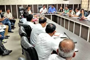 बिना अनुमति के स्टेशन छोड़ने वाले अधिकारी और कर्मचारियों के खिलाफ होगी कार्रवाई: डीसी