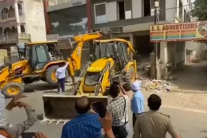 कानपुर हिंसा मामले के आरोपी हयात के रिश्तेदार की इमारत पर चला बुलडोजर