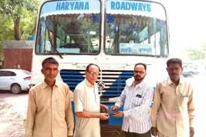 रोडवेज कर्मचारी ने पर्स लौटाकर दिखाई ईमानदारी