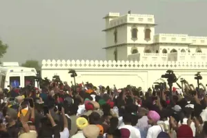 युवाओं पर रहम करें राजनेता एवं कलाकार