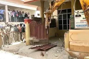 प्रयागराज हिंसा के मुख्य आरोपी जावेद के घर चला बुलडोजर
