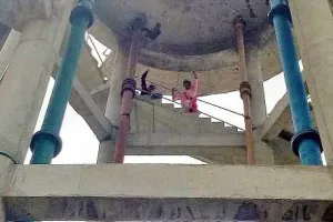 पीटीआई टीचर पानी वाली टंकी पर चढ़े