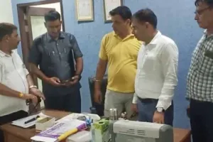 बिना डिग्री मरीजों का कर रहे थे इलाज, दो हिरासत में