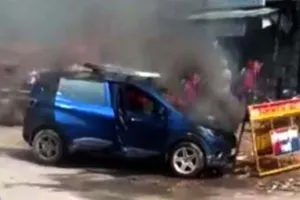रेवाड़ी में सीएनजी कार में लगी आग