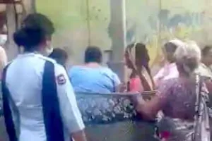 Delhi Safdarjung Hospital में गर्भवती महिला को नहीं किया भर्ती, साड़ी का पर्दा बना बच्चे को दिया जन्म