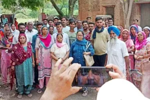 गेहूँ लेने को दर-दर भटक रहे लोग