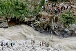 Kedarnath दर्शन कर वापस लौट रहे तीर्थयात्रियों की कार नदी में गिरी, सभी लापता