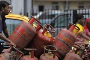 रसोई पर महंगाई की मार : घरेलू LPG सिलेंडर के रेट 50 रुपये बढ़े 