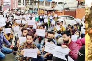 आत्महत्या करने वाले सीआरपीएफ जवान के मामले को लेकर चौथे दिन भी धरना जारी