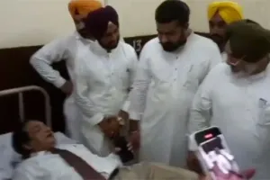 पंजाब के स्वास्थ्य मंत्री ने वीसी चांसलर को गंदे फटे गद्दे पर लिटाया, वीसी ने दिया इस्तीफा