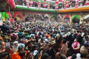 Vrindavan : बांके बिहारी मंदिर में भारी भीड़ के कारण बड़ा हादसा, दम घुटने से दो लोगों की मौत