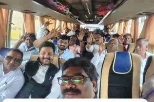 झारखंड में सियासी ड्रामा : सीएम आवास से बस में सवार होकर निकले विधायक