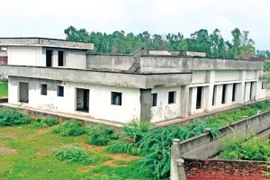 करोड़ों की लागत से बन रहा सामुदायिक केंद्र का निर्माण कार्य अधर में लटका