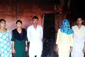 गरीब मजदूर की अचानक गिरी छत, बाल-बाल बचा परिवार