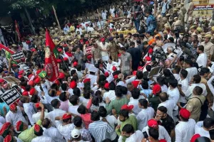 राजभवन के पहले पुलिस ने सपा का पैदल मार्च रोका, धरने पर बैठे अखिलेश