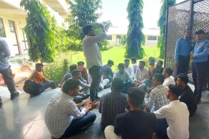 हॉस्टल वार्डन पर लगाया दुर्व्याहार का आरोप, विद्यार्थियों ने की नारेबाजी