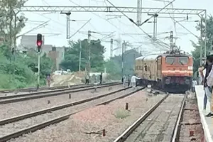 …जब आती ट्रैन देख ट्रैक पर लेट गया बुजुर्ग