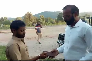 सराहनीय: डेरा श्रद्धालु ने गुम हुए पर्स को उसके असली मालिक को लौटाया
