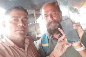 गुम मोबाइल लौटाकर गुजरात के डेरा श्रद्धालु ने पेश की ईमानदारी की मिसाल