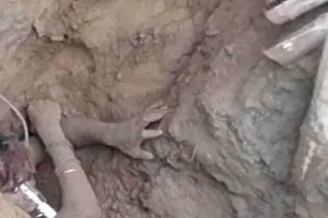 मिट्टी दरकने से 20 फीट गहरे गड्ढे में फंसे तीन युवक, रेस्क्यू कर निकाला बाहर