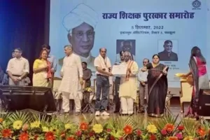 अध्यापक समाज का शिल्पकार, बच्चों में पैदा करें देशभक्ति की भावना: राज्यपाल