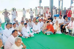 टोल प्लाजा पर धरने के बाद घड़साना क्षेत्र की आठ पंचायतें हुई टोल मुक्त