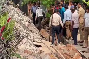 Breaking News | नोएडा सेक्टर-21 में दीवार गिरने से 4 मजदूरों की दर्दनाक मौत