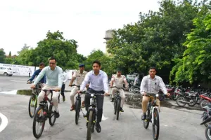 विश्व कार फ्री डे: साइकिल से कार्यालय पहुंचे उपायुक्त, दिया पर्यावरण संरक्षण का संदेश