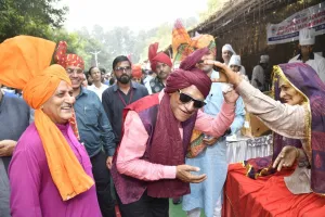अभिनेता राजेन्द्र गुप्ता ने चखा हरियाणवी चूरमे एवं लस्सी का स्वाद
