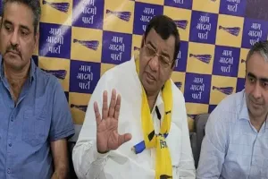 आम आदमी पार्टी ने रामप्रसाद को पार्टी से निकाला