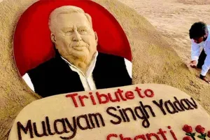 पंचतत्व में विलीन हुए मुलायम सिंह, अखिलेश ने दी मुखाग्नि