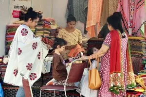 सरस मेले पर चढ़ा करवाचौथ का रंग