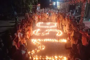 सतगुरु के आगमन की खुशी, दीयों की कतारों से बनाई रंगोली