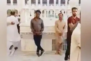 पाकिस्तान के गुरुद्वारे में कलाकारों ने की ऐसी हरकत जिससे छिड़ गया विवाद, जानें, क्या है मामला