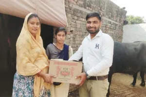 तनुज इन्सां व शिवानी इन्सां ने राशन वितरित कर मनाई शादी की पहली वर्षगांठ
