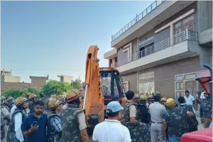 नशा तस्कर के 3 मंजिला मकान पर चला बुलडोजर