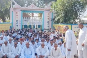 अध्यापकों की कमी को लेकर विद्यालय गेट पर जड़ा ताला