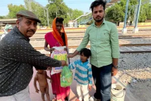 पूज्य गुरु जी का आह्वान और जरूरतमंदों की मदद करके दीवाली मनाने में जुटी साध संगत