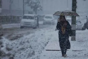 Snowfall: कश्मीर में मौसम की पहली बर्फबारी