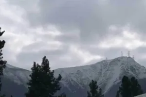 बर्फबारी से चमके पहाड़ मैदानी इलाकों में बारिश से गिरा पारा, मौसम विभाग ने फिर दी चेतावनी