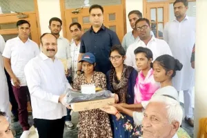 समाजसेवी मीनू बैनिवाल ने लुदेसर गांव की बेटी पूनम को किया सम्मानित