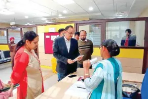 सिविल सर्जन ने आम आदमी क्लीनिक का किया दौरा