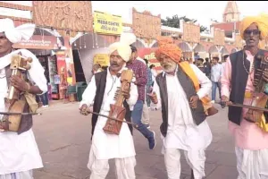 पुरानी संस्कृति को संजोने का काम कर रहे ‘सारंगी वादक’