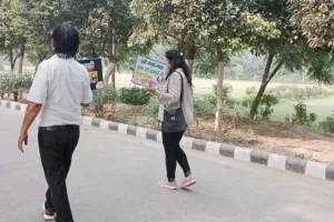 मिलिये, उल्टे पांव चलने वाले तलवार दंपति से, अब तक जा चुके हैं 300 शहर