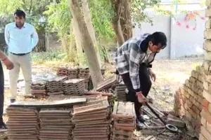 गुरुग्राम के डीएलएफ फेज-3 में श्रद्धा की हत्या से जुड़े सुबूत तलाशती दिल्ली पुलिस।