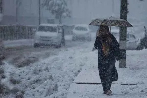 कश्मीर घाटी ठंड से कांपी , श्रीनगर में तापमान माइनस 2.1 डिग्री सेल्सियस तक गिरा