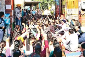 अध्यापकों के तबादलों को लेकर विथार्थियों और अभिभावकों में बढ़ा रोष