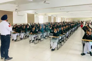 बच्चों को ट्रैफिक नियम की जानकारी दी