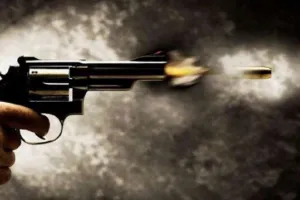सरपंच ने लाइसेंसी रिवाल्वर से गोली मारी, युवक घायल